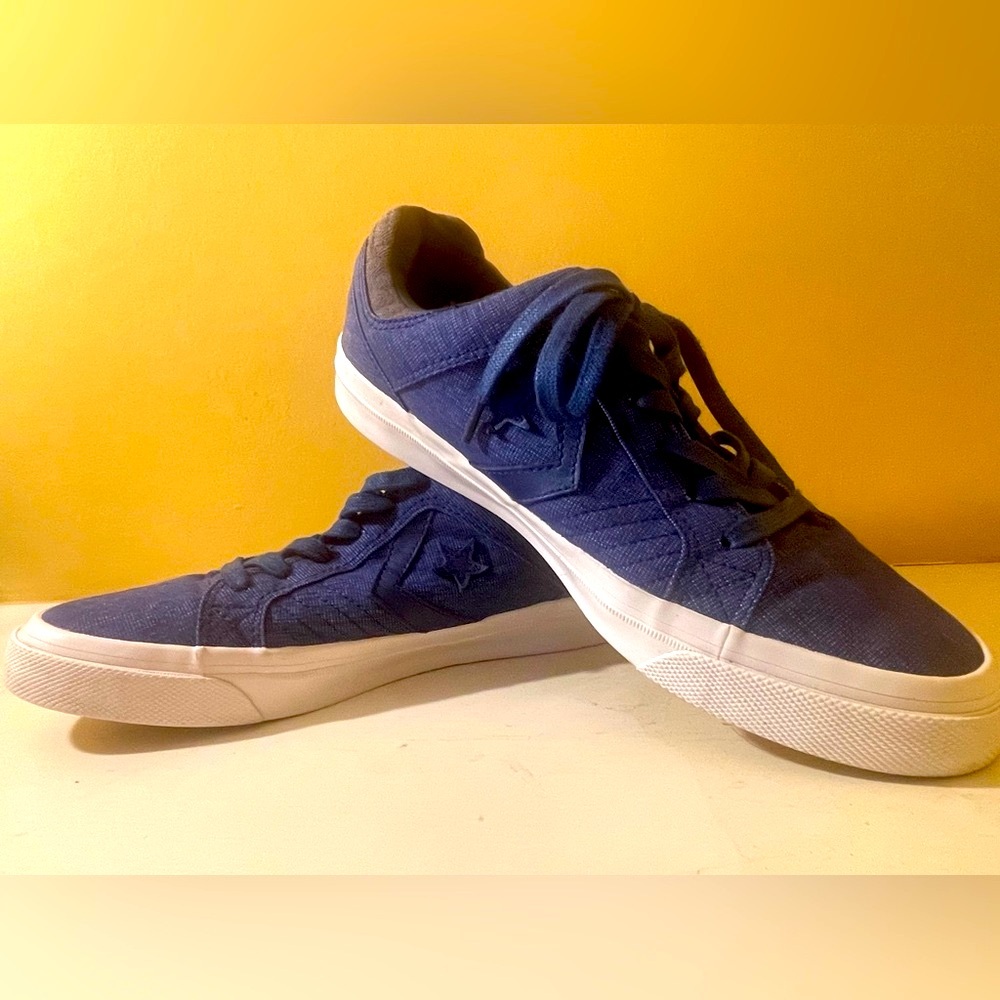 Converse. Mens. 9.5. Blue. Almost Denim-like. Awesome.
Very clean. 99% new.